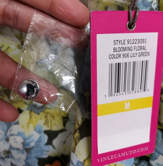 NWT Vince Camuto Blooming Floral Flutter Sleeve Blouse with Ruffled Details - Picture 8 of 14